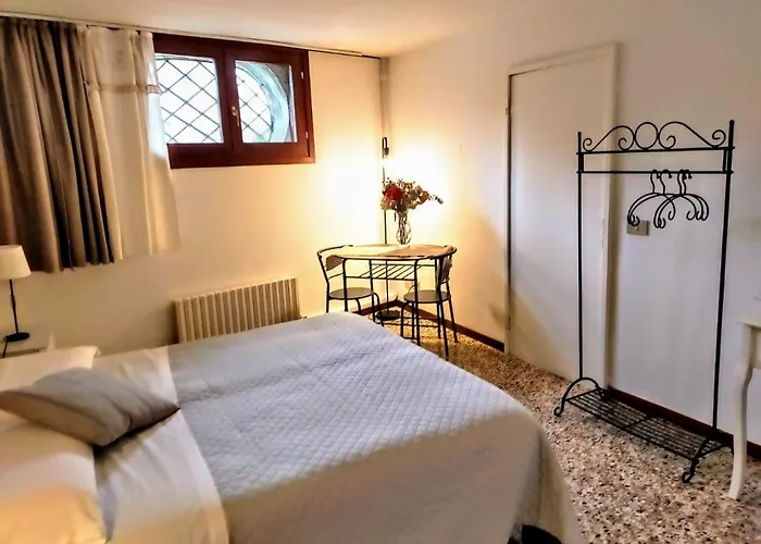Venice And Venice Apartments - Private Rooms In Shared Apartment